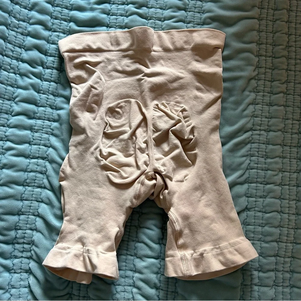 SKIMS Shapewear Shorts - Picture 2 of 3